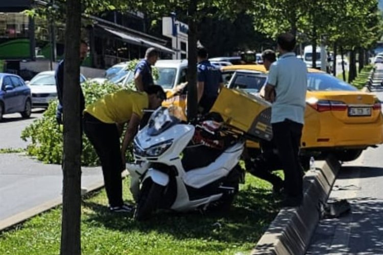 Pendik'te ticari taksi ile motosiklet çarpıştı: 1 yaralı -