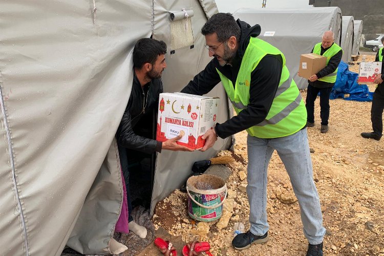 Rotary depremzedelere Ramazan yardım kolileri dağıtıyor -