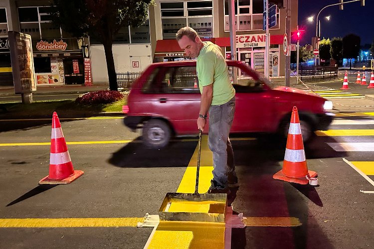 Sakarya Büyükşehir yollar için gece mesaisinde -