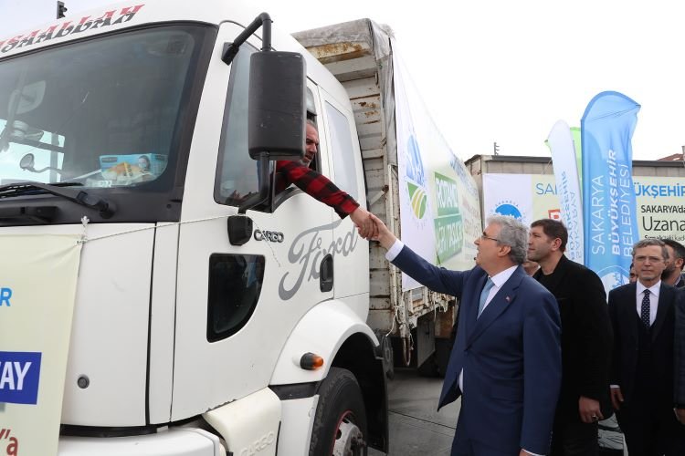 Sakarya Büyükşehir’in yardım tırları dualarla uğurlandı -