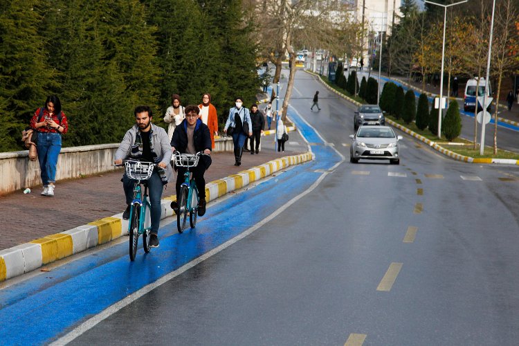 Sakarya'da kampüsteki bisiklet yolu renklendi