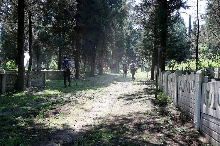 Sakarya'da mezarlıklar bayrama hazır -