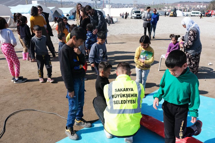 Sakarya depremzede çocuklarının yüzünde tebessüm oldu -