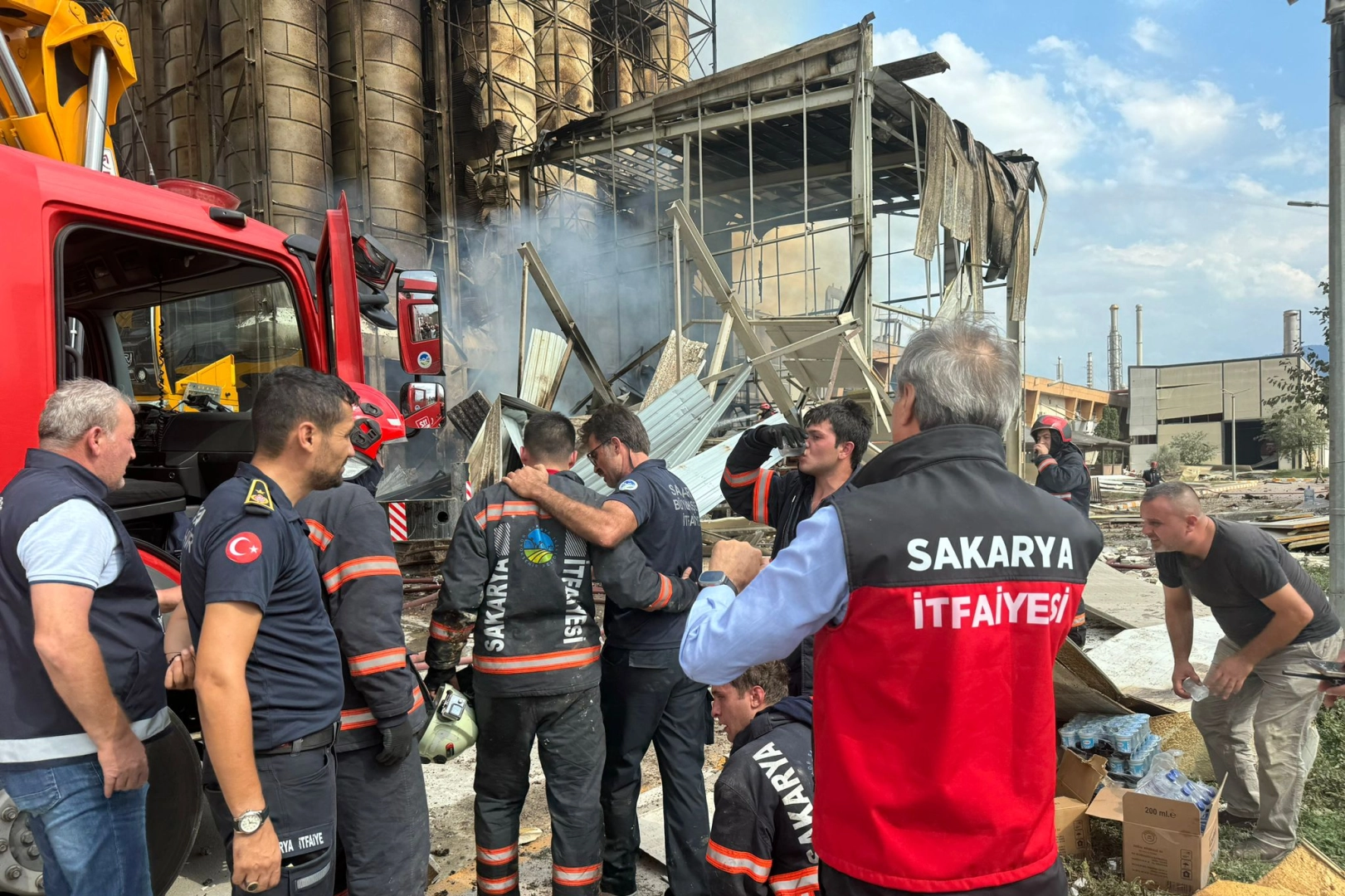 Sakarya makarna fabrikasında patlama! Yangın kontrol altında -