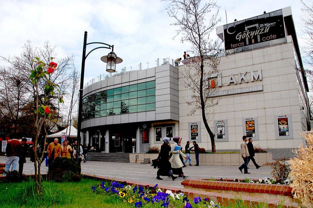 Sakarya'nın hafızası AKM eski günlerine dönüyor -