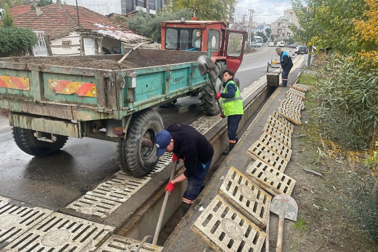 Salihli’de üç mahallede yağmur suyu ızgara temizliği -