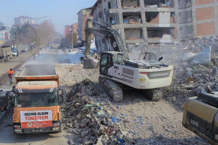 Samsun iş makinaları enkazları kaldırıyor -