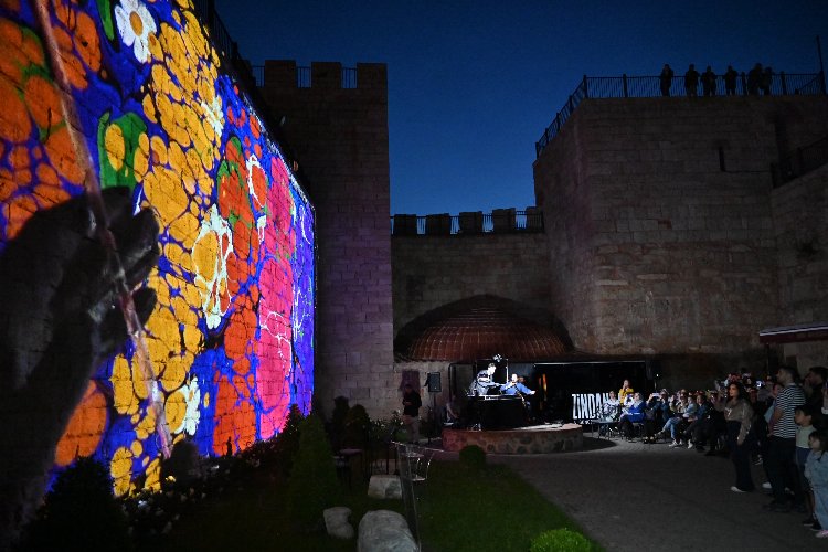 Sanat Bursa'nın tarihi surlarında teknolojiyle buluştu -