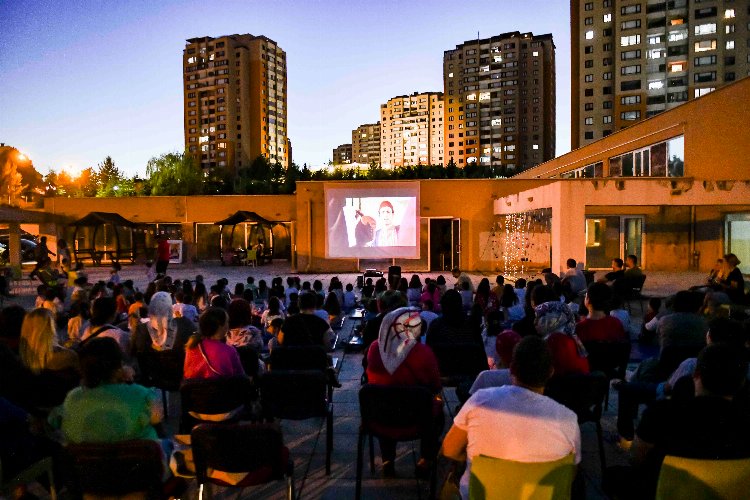 Sıcaktan bunalanlara açık hava sinema keyfi -