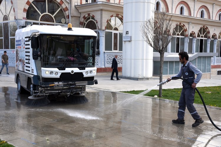 Selçuklu'da camiler ve çevreleri gül suyuyla yıkandı -