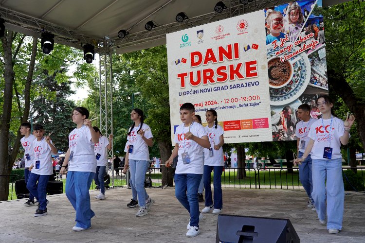 Selçuklu , Saraybosna ve Zenica’da çocukların yüzünü güldürdü -