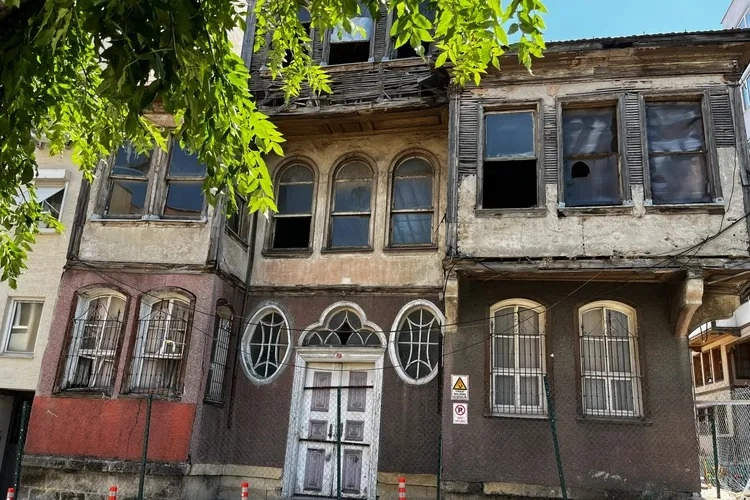 Setbaşı’ndaki bu bina, tehlike yaratıyor -