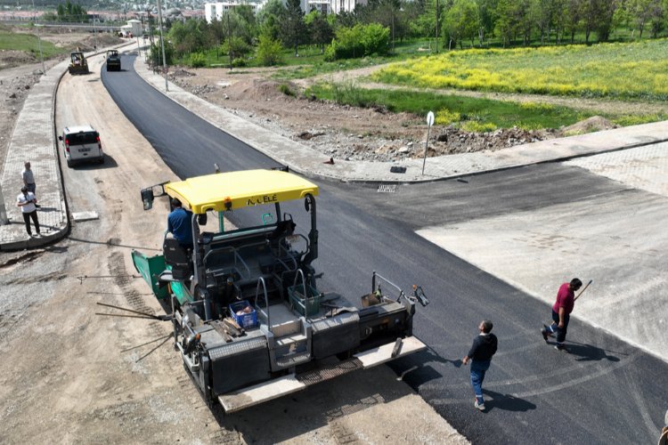 Sivas'ta Danişment Gazi TOKİ yolu yenileniyor -