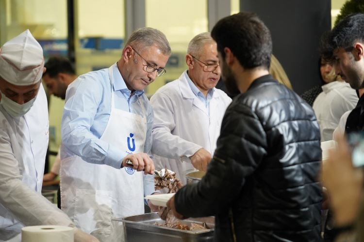 Üsküdar Belediyesi'nden ders çalışan öğrencilere ikram -