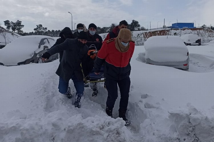 İstanbul Arnavutköy'de kara saplanan ambulansı itfaiye kurtardı -