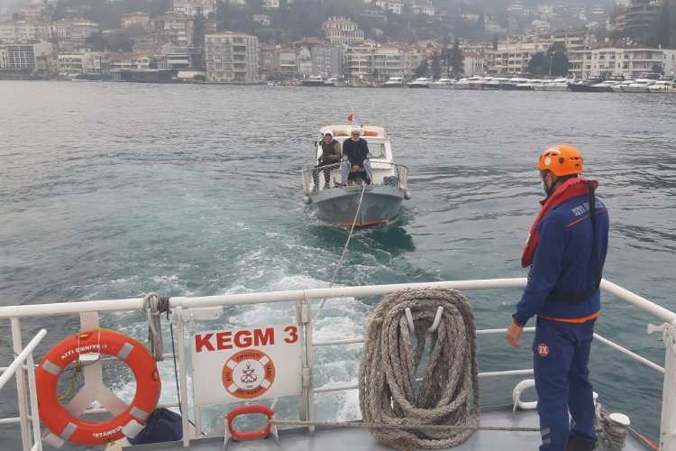 İstanbul Bebek'te arızalanan tekne kurtarıldı -