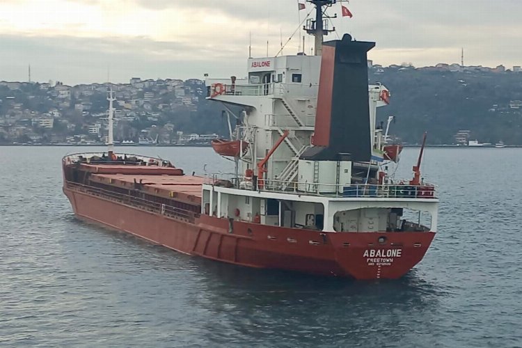 İstanbul Boğazı'nda arızalanan hurda yüklü gemi Sarıyer'e çekildi -