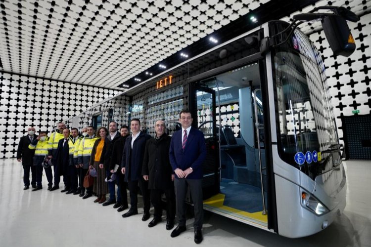 İstanbul'un yeni metrobüsünü yerinde test etti -