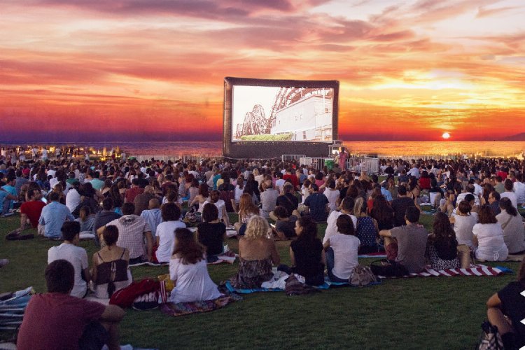 Tatil beldelerinde popüler filmler açık havada izlenecek -