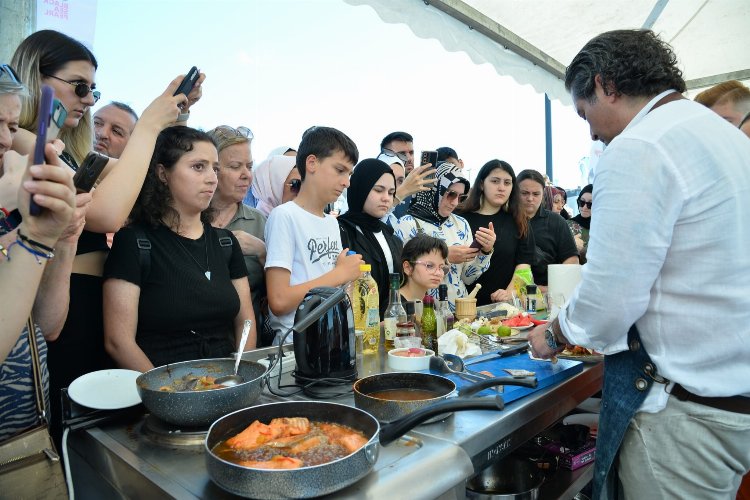 Türk Somon Festivali'nde 1 ton hamsi yediler -