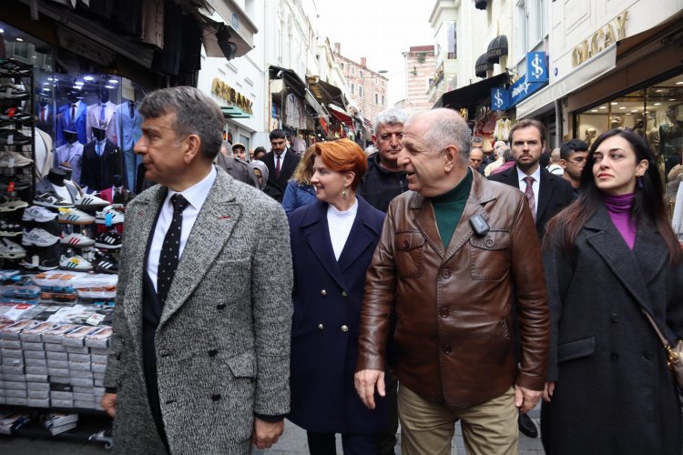 Ümit Özdağ, İstanbul adaylarıyla çarşı ziyaretinde -