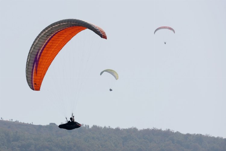 Üniversiteli gençlerden Bursa'da kostümlü uçuş festivali -