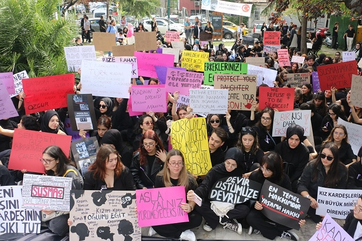 Üsküdar Üniversitesi “Şiddete Karşı” yürüdü! -