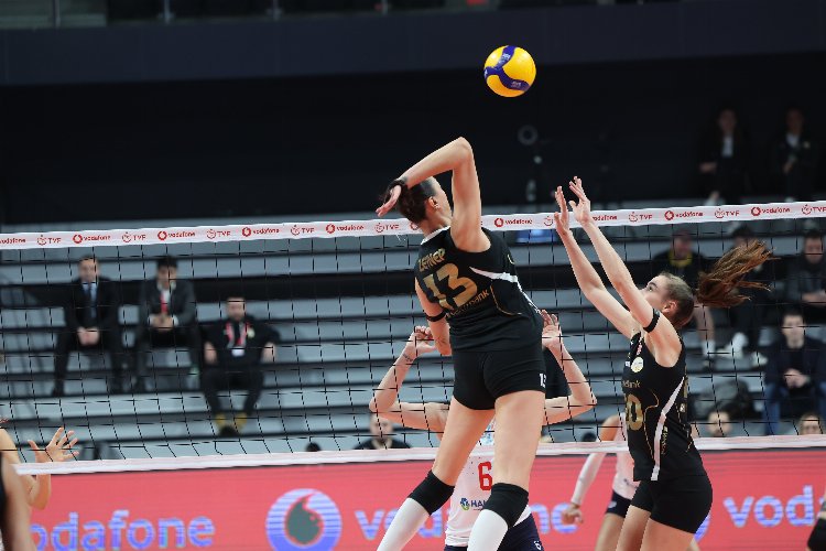 VakıfBank, sahasında kazanmaya devam ediyor -