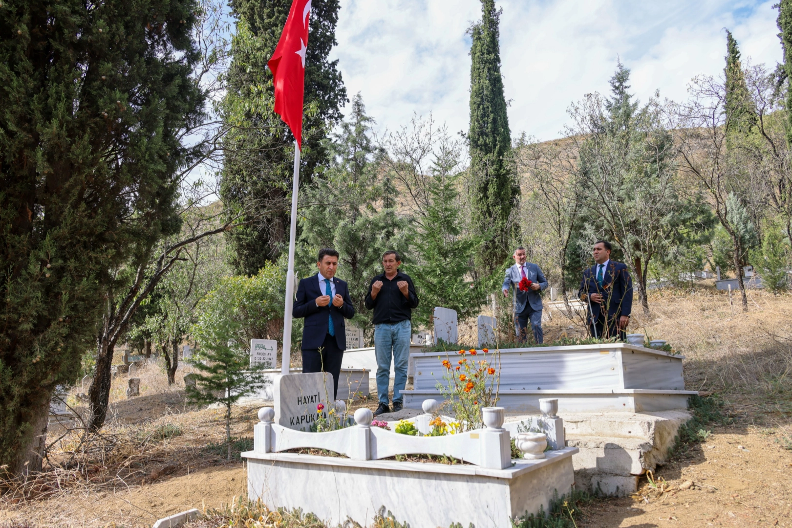 Vali Aygöl Şehit öğretmen Hayati Kapukaya’yı mezarı başında dualarla andı -