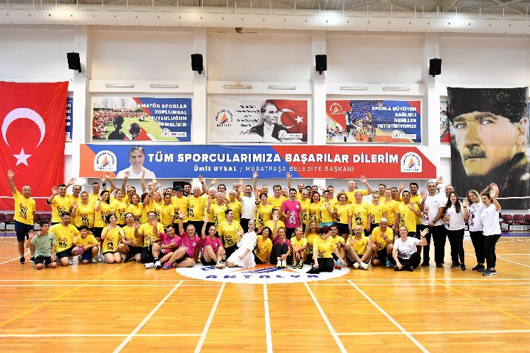 Veteranlar badminton şenliği başladı -