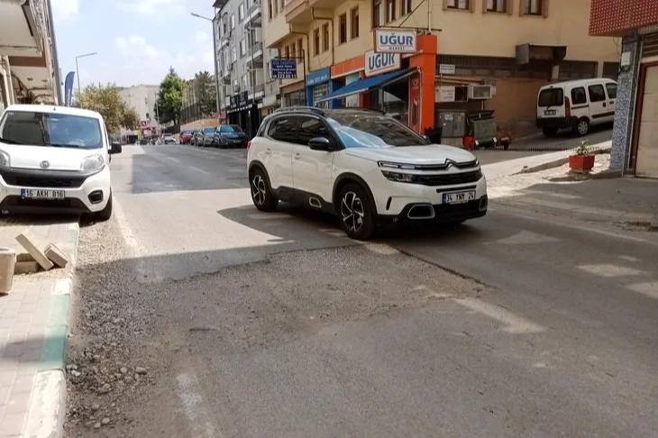 Yıldırım Caddesi’ndeki bozuk yol tehlike saçıyor -