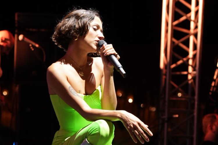 Zeynep Bastık'tan yaz konserleri -