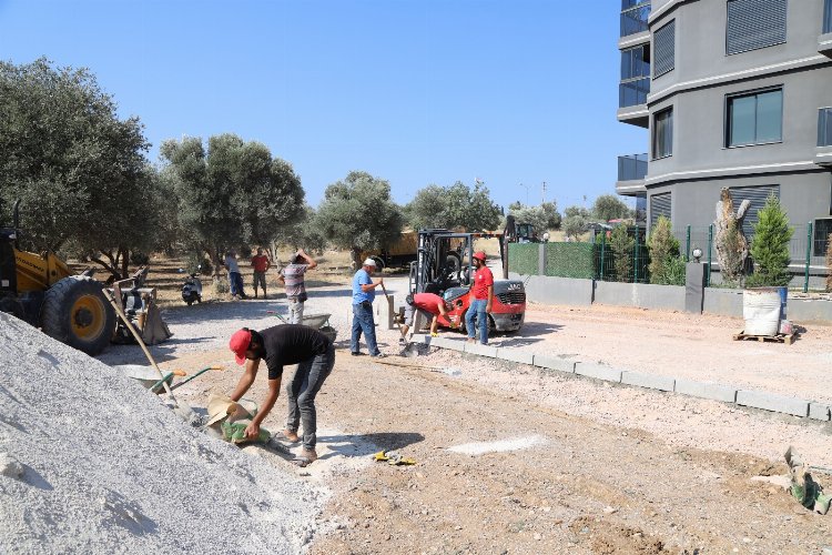 İzmir Menderes'te yollarda üst yapı çalışması