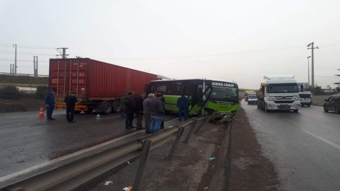 TIR, ÖZEL HALK OTOBÜSÜNE ÇARPTI: 9 YARALI