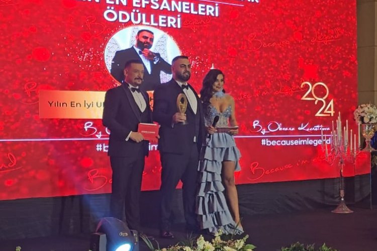 Tolga Pehlivan'a bir gecede 2 anlamlı ödül! -