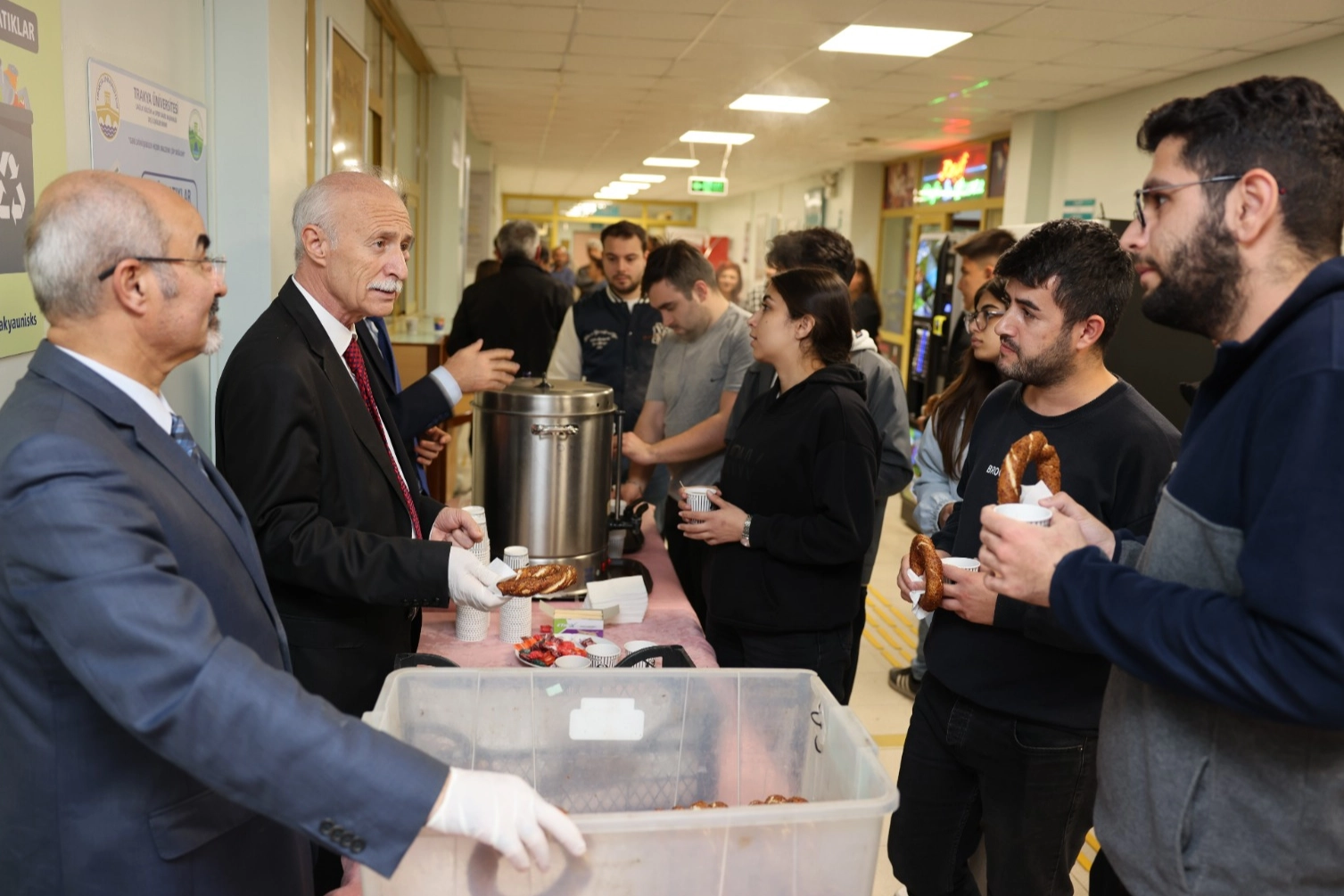 Trakya Üniversitesi'nde Rektör'den simit ayran ikramı -