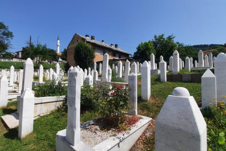 Trakya Üniversitesi'nden İzzetbegoviç'in kabrine ziyaret -