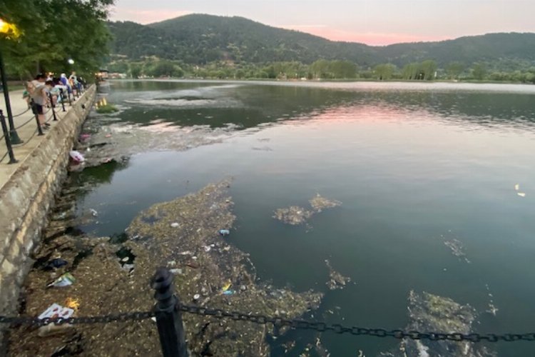 Turistik göl çöplüğe döndü -