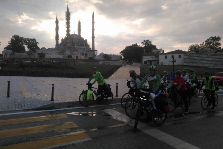 Uluslararası bisiklet turunun startı Edirne'den verildi -