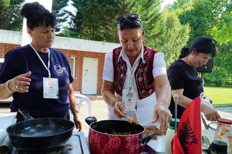 Uluslararası dansçılar Bursa'da bu kez mutfakta ter döktü -