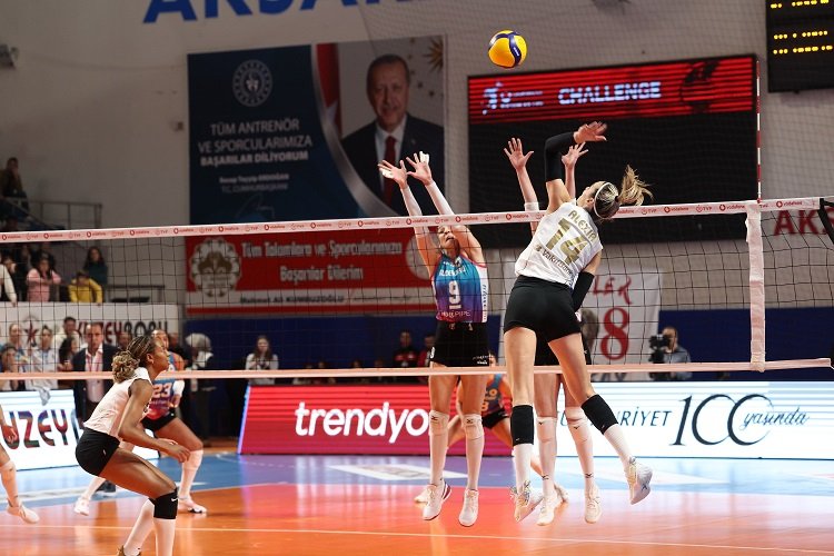 VakıfBank sezonun ilk yarısını galibiyetle tamamladı -