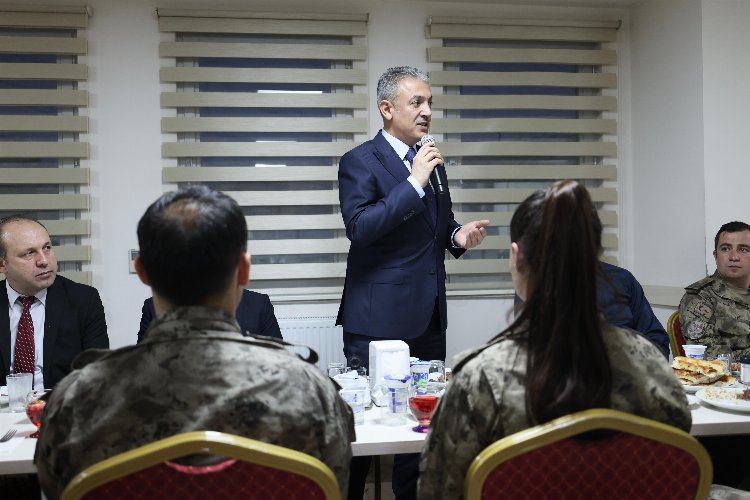 Vali Tuncay Akkoyun ilk iftarını Özel Harekat Polisleri ile yaptı -