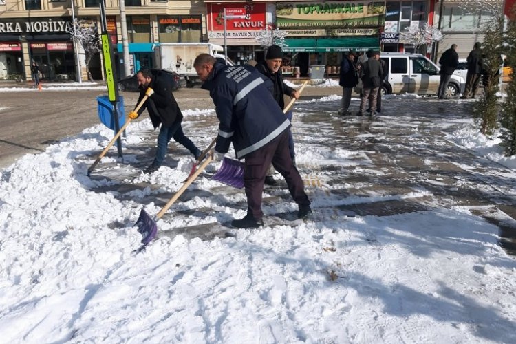 Van'da karla mücadele devam ediyor -