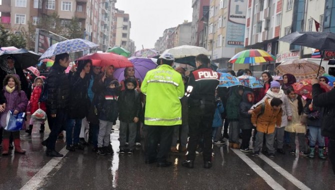 VELİLER VE HALK YOLU KAPATTI