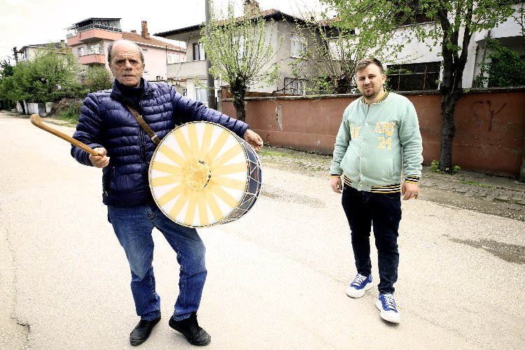 Yenişehirli davulcu bayram geleneğini bozmadı -