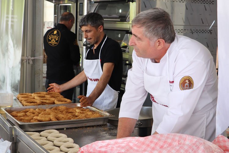 İzmir Alsancak'ta çok tatlı festival -