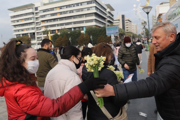 İzmir Bayındır'da nergis ve kuru çiçekler tanıtım amaçlı hediye edildi -