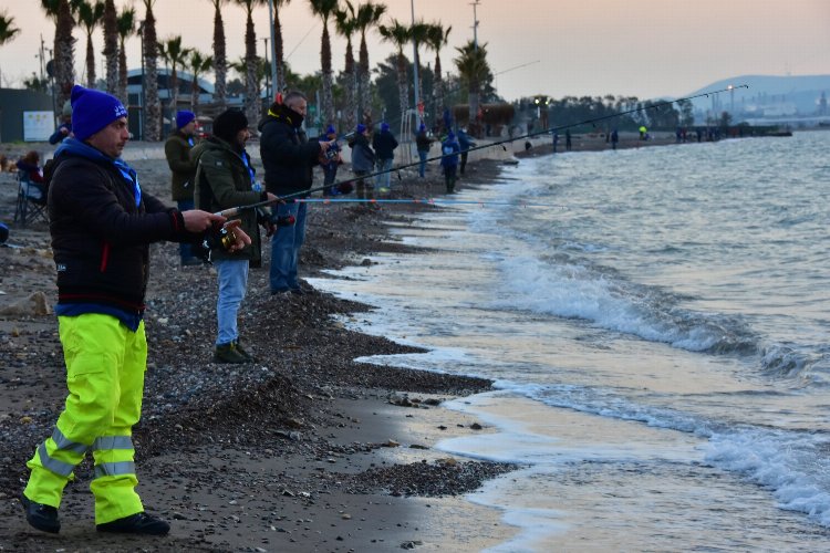 İzmir'de mavi bayraklı Aliağa'da oltalar yarıştı -