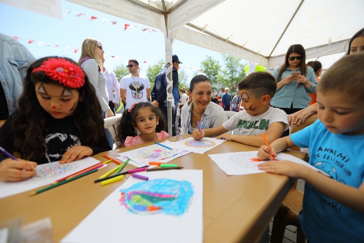 İzmir Selçuk'ta çocuklar 23 Nisan'ı sokak oyunlarıyla kutladı -